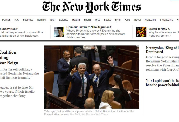 שער הניו יורק טיימס המסקר את הפלת ממשלת נתניהו (צילום:  צילום מסך ניו יורק טיימס)