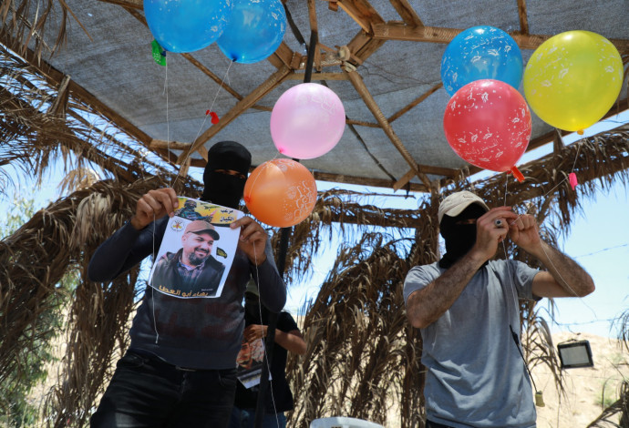 מחבלים מפריחים בלוני תבערה לעבר ישראל (צילום:  מג'די פתחי/TPS)