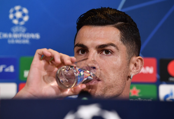 כריסטיאנו רונאלדו שותה מים (צילום:  MARCO BERTORELLO/AFP via Getty Images)