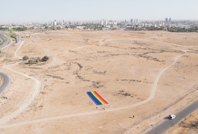דגל הגאווה הגדול במזרח התיכון  (צילום:  ניק סמירוב)