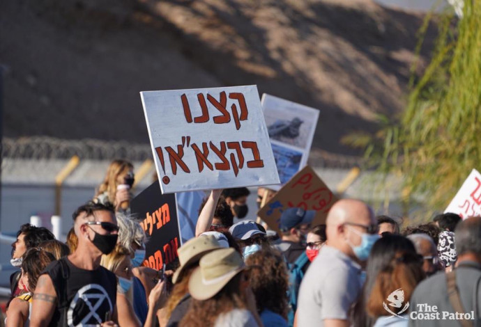 הפגנה קודמת של פעילי סביבה נגד הסכם שינוע הנפט עם איחוד האמירויות - The coast patrol (צילום:  קואליציית אנשי הים התיכון)