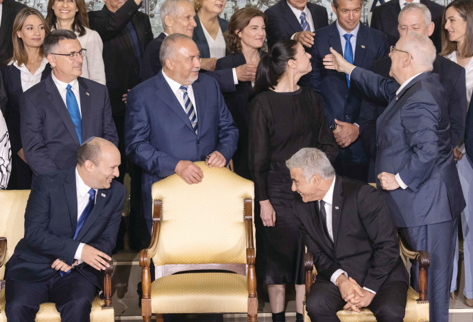 בנט לפיד והכסא הריק בבית הנשיא  (צילום:  יונתן זינדל פלאש 90)
