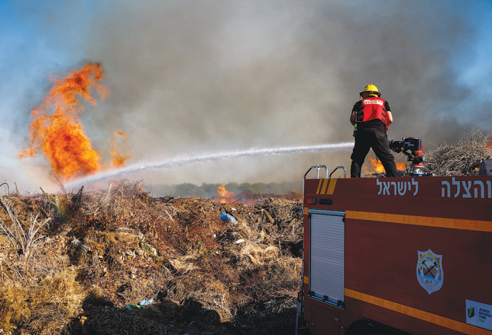 שריפה בעוטף עזה כתוצאה מבלון תבערה (ארכיון) (צילום:  פלאש 90)