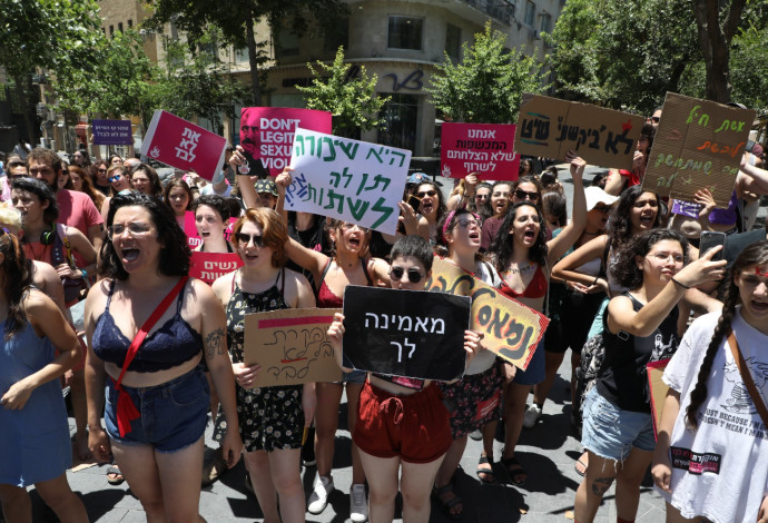 ההפגנה הפמיניסטית "צעדת השרמוטות" בתל אביב (צילום:  מרק ישראל סלם)
