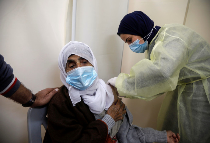 חיסון לקורונה ברשות הפלסטינית (צילום:  REUTERS/Raneen Sawafta/File Photo)