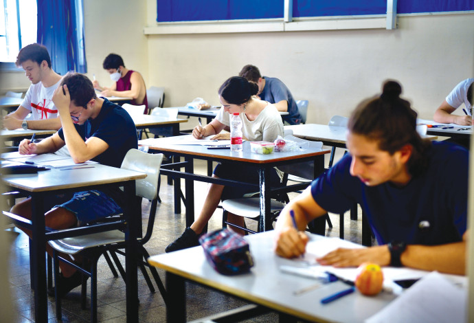 תלמידי תיכון יושבים בכיתה (צילום:  אבשלום ששוני)