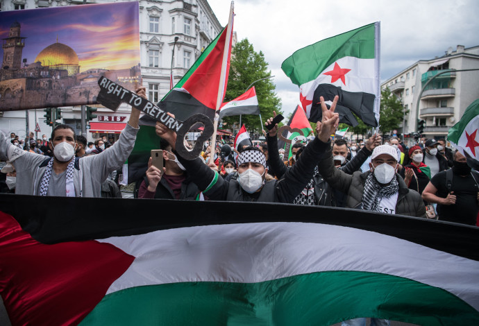 הפגנה פרו-פלסטינית בברלין בזמן מבצע שומר המחומות (צילום:  STEFANIE LOOS/AFP via Getty Images)