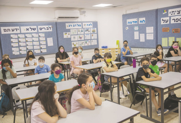 ילדים בכיתה עם מסכות (צילום:  יונתן זינדל, פלאש 90)