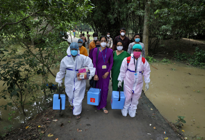 צוותים רפואיים מחסנים נגד קורונה בהודו (צילום:  REUTERS/Rupak De Chowdhuri)