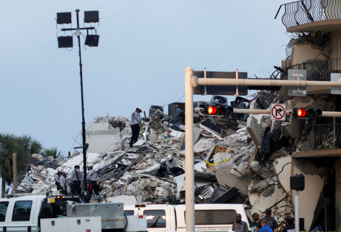 ההרס הרב בזירת קריסת הבניין במיאמי ביץ' (צילום:  REUTERS/Marco Bello)