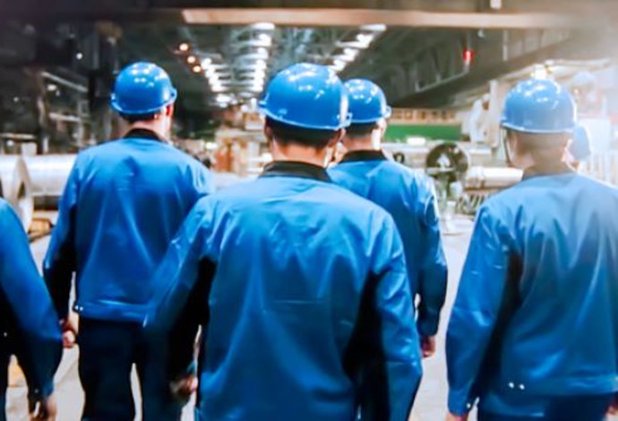 עובדים במפעל (צילום:  Shutterstock)