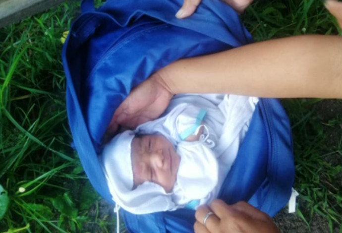 התינוק שננטש בתוך תיק גב (צילום:  רשתות חברתיות)