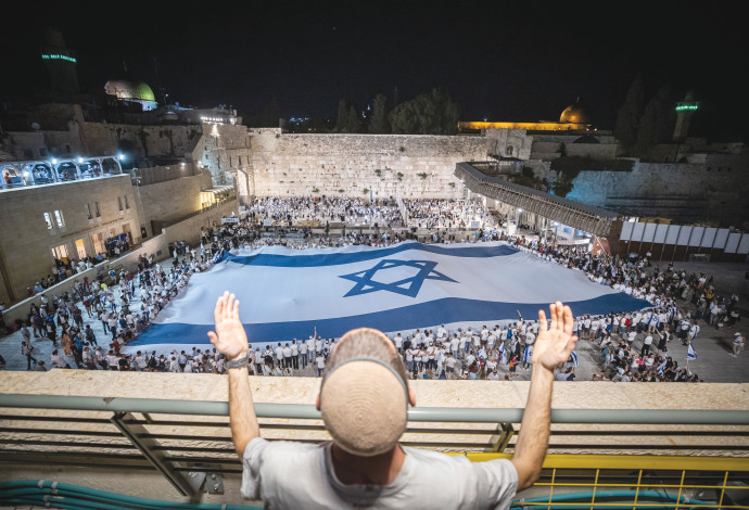 המונים חוגגים ברחבת הכותל עם דגל ישראל (צילום:  יונתן זינדל, פלאש 90)