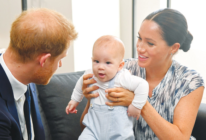 הארי ומייגן עם בנם ארצ'י (צילום: רויטרס)