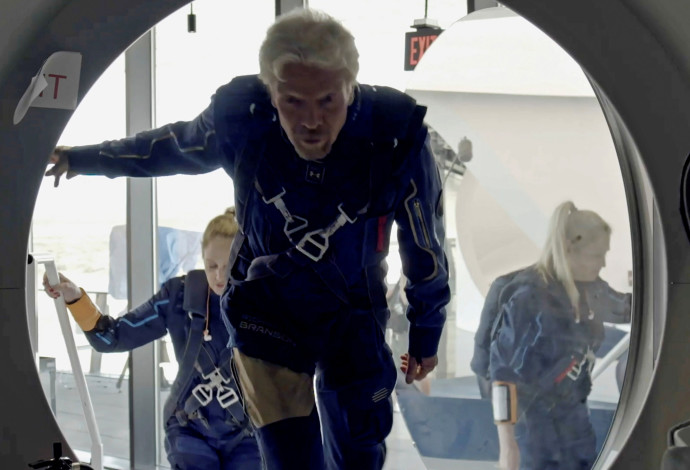 ריצ'רד ברנסון בכניסה לרכב החלל UNITY (צילום:  רויטרס)