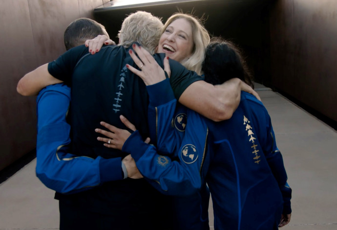 ריצ'רד ברנסון ואנשי צוותו רגעים לאחר הנחיתה מהחלל (צילום:  רויטרס)