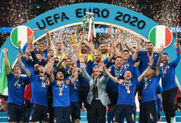 רגע הנפת הגביע. איטליה אלופת אירופה (צילום:  Michael Regan/UEFA via Getty)