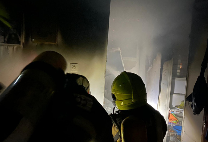 שריפה בבניין בפתח תקווה (צילום:  דוברות כבאות והצלה)