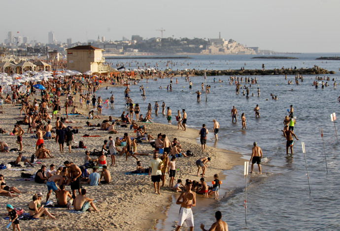 חם, חום, קיץ, חוף הים בתל אביב (צילום:  רויטרס)