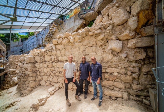 מנהלי החפירה עם קטע החומה שנחשף (צילום:  קובי הראתי, עיר דוד)