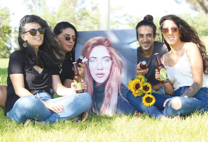 משפחתה של קארין ז"ל עם הבירה על שמה (צילום:  באדיבות בירה בירבאזר)