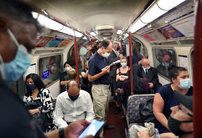 אנשים עם מסכה ברכבת התחתית בלונדון לאחר הסרת ההגבלות (צילום:   Martin Pope/Getty Images)