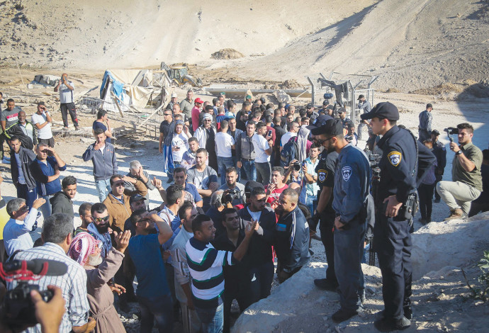 תושבי חאן אל אחמר ושוטרים בזמן ההריסה (צילום:  פלאש 90)