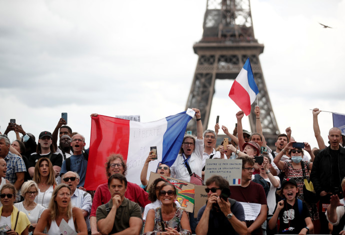 הפגנות בצרפת נגד הנחיות הקורונה (צילום:  REUTERS/Benoit Tessier)