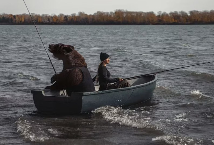 ורוניקה וארצ'י הדוב דגים יחד באגם (צילום:  רויטרס)