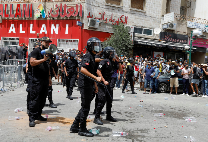 הפגנות נגד המשטר בתוניסיה (צילום:  REUTERS/Zoubeir Souissi)
