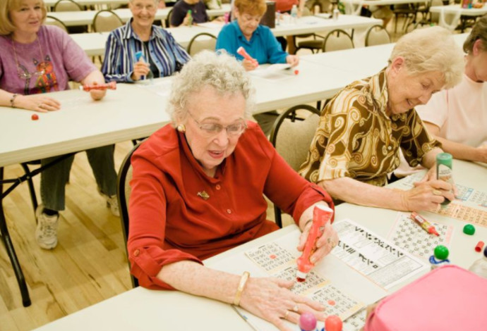 קשישות משחקות בינגו, אילוסטרציה (צילום:  Getty images)