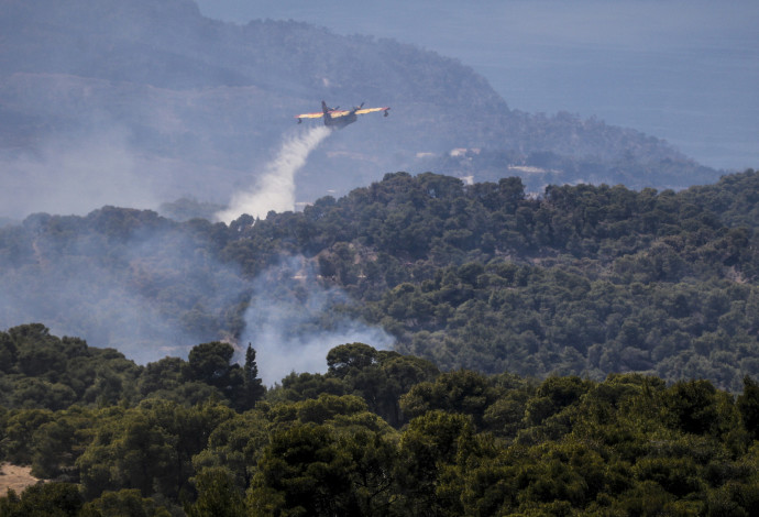 שריפה ביוון (צילום:   YORGOS KONTARINIS / Contributor)