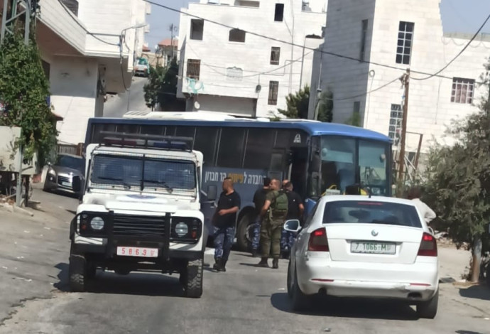 חילוץ אוטובוס של חיילי גולני מחברון (צילום:  רשתות פלסטיניות)