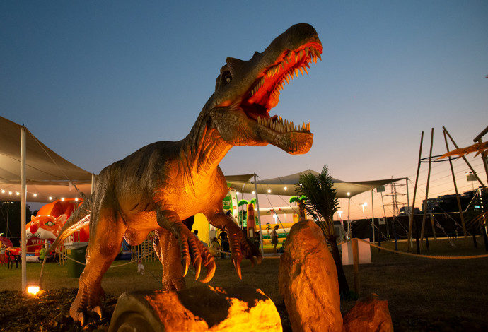דינוזאורים בגדול טבעי בפארק הדינוזאורים (צילום:  באדיבות EGOEAST הפקות)