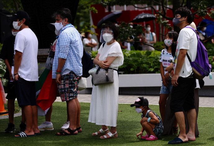 אנשים עם מסכה ביפן (צילום:  REUTERS/Kim Kyung-Hoon)