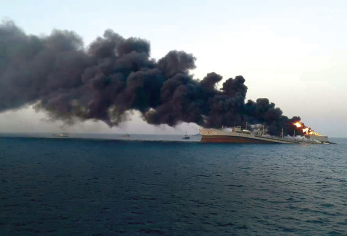 ספינה נשרפת במפרץ הפרסי (צילום:  רויטרס)