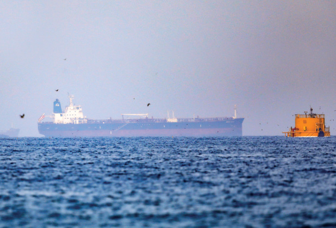 מכלית ישראלית מול חופי עומאן (צילום:  רויטרס)