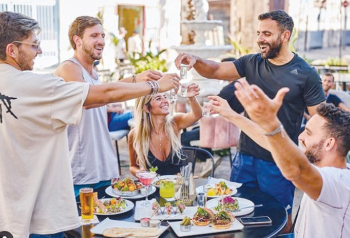 אנשים אוכלים במסעדה (צילום:  באדיבות בראל אדם)