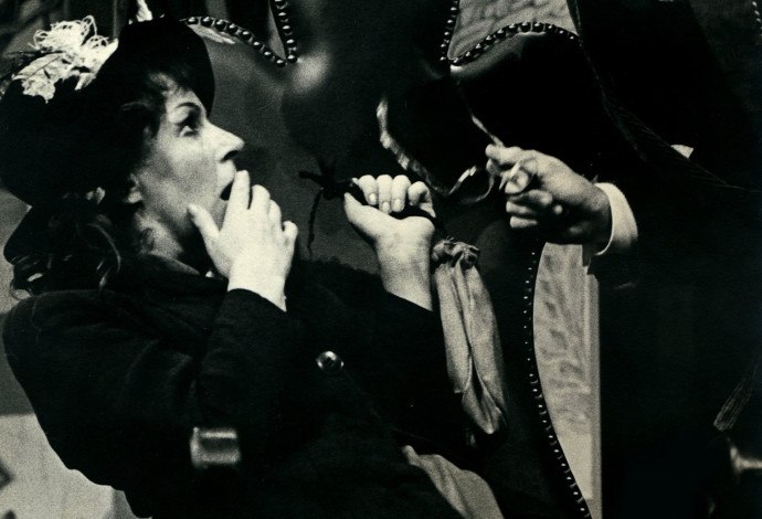רות סגל עם מישא אשרוב בהצגת "פיגמליון" (צילום:  אוסקר טאובר)