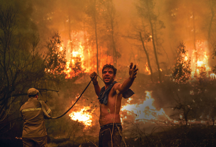 שריפה באי היווני אוויה. מחט התודעה זזה לכיוון הנכון (צילום:  ANGELOS TZORTZINIS/AFP via Getty Images)
