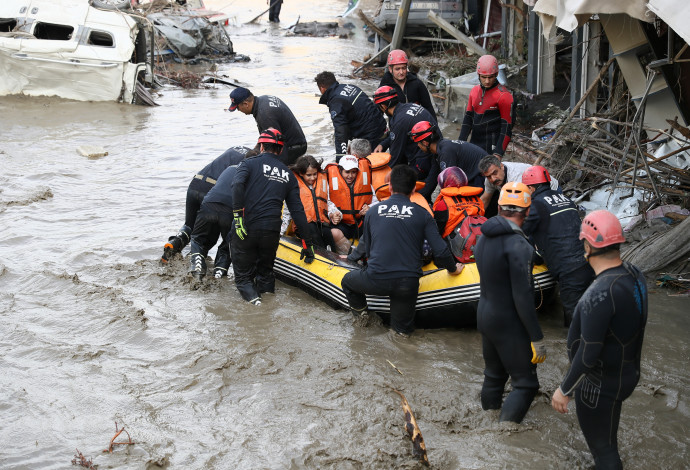שטפונות בטורקיה (צילום:  Ministry of Interior Disaster and Emergency Management Authority Press Office/Handout via REUTERS)