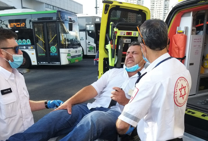 הנהג הפצוע בבית החולים (צילום:  ארגון נהגי האוטובוסים, הסתדרות לאומית)