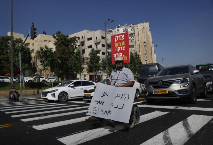 מחאת הנכים בגשר המיתרים בירושלים (צילום:  יונתן זינדל, פלאש 90)