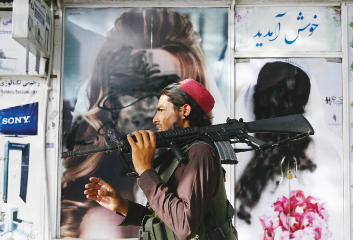 לוחם טאליבן בקאבול  (צילום:  WAKIL KOHSAR AFP via Getty Images)