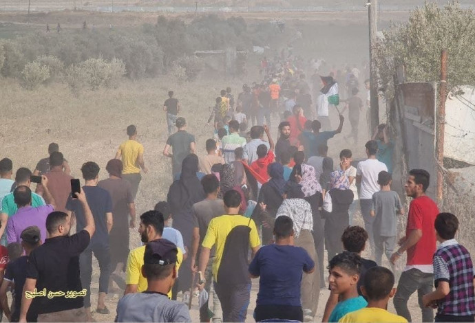 פלסטינים צועדים בעיר עזה לציון יום השנה להצתת מסגד אל אקצא (צילום:  רשתות ערביות)