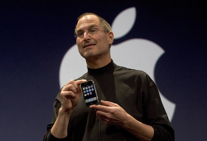 סטיב ג'ובס מציג את האייפון (צילום:  David Paul Morris/Getty Images)
