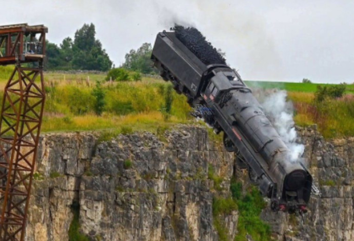 הרכבת מתרסקת מראש הצוק בסט הצילומים (צילום:  רויטרס)