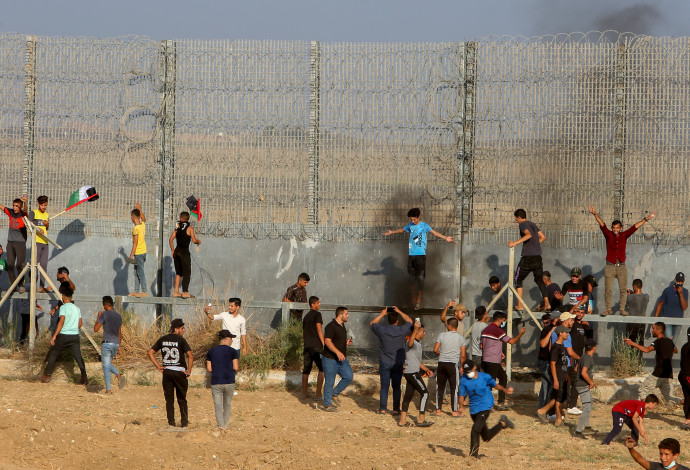 מפגינים פלסטינים ברצועת עזה (צילום:  אעבד ראים קביט פלאש 90)