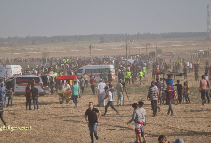 מפגינים פלסטינים בעצרת חמאס ברצועת עזה (צילום:  רשתות חברתיות ערביות)