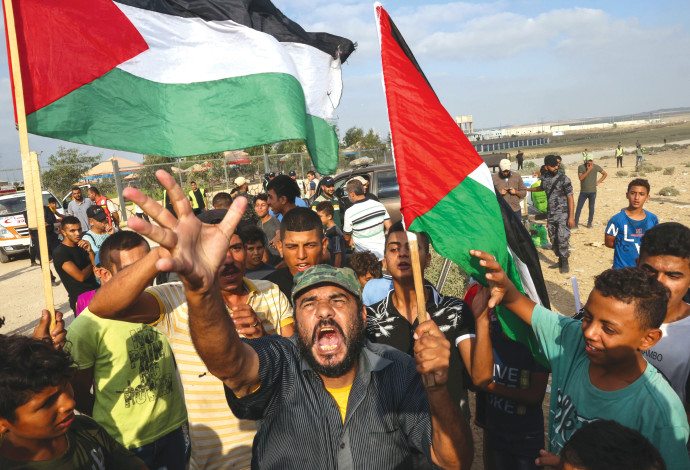 הפגנות פלסטינים ליד הגדר ברצועת עזה (צילום:  SAID KHATIB AFP via Getty Images)